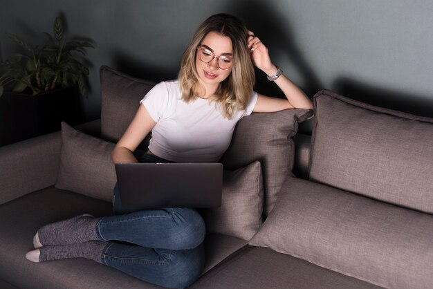 Vista frontale della donna che lavora al computer portatile