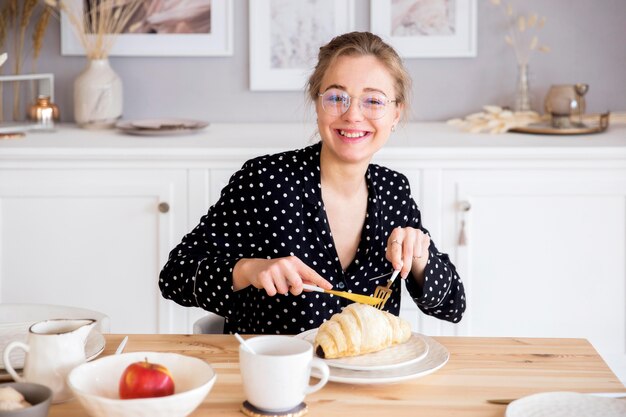 Vista frontale della donna che mangia prima colazione