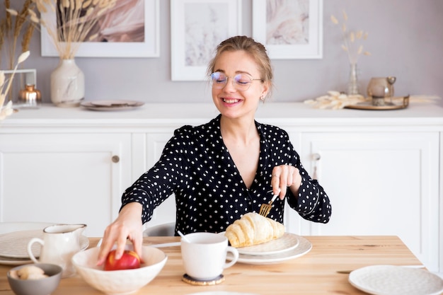 Vista frontale della donna che mangia prima colazione