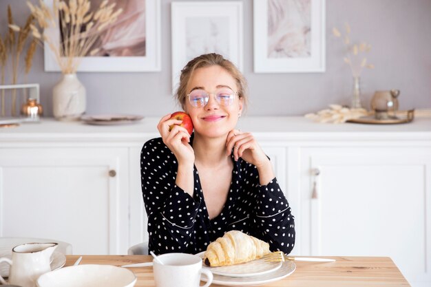 Vista frontale della donna che mangia prima colazione