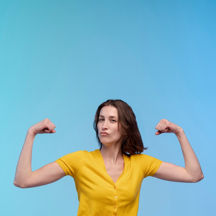 Foto gratuito vista frontale della donna che mostra il suo bicipite con lo spazio della copia