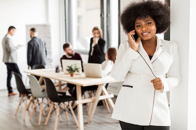 Vista frontale della donna che parla al telefono