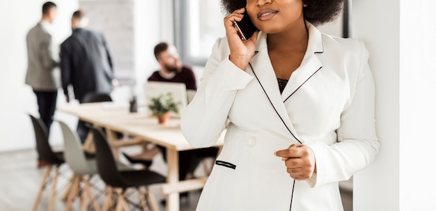 Vista frontale della donna che parla al telefono