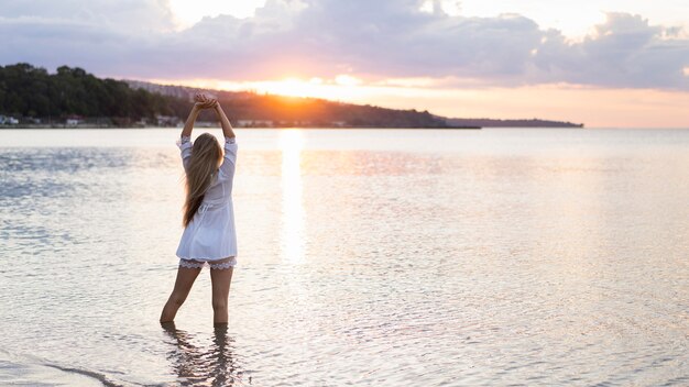 Vista frontale della donna che posa all'aperto nel mare