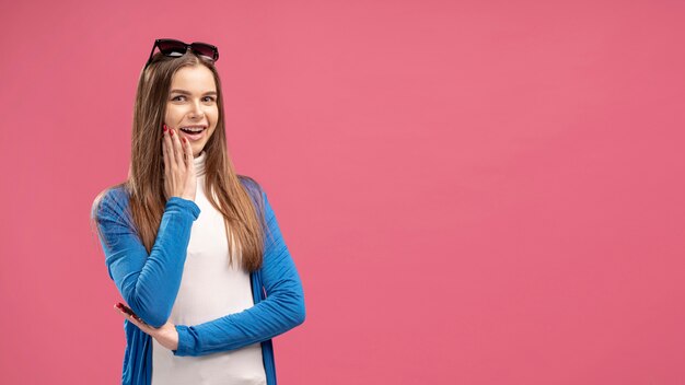 Vista frontale della donna che posa con lo spazio della copia