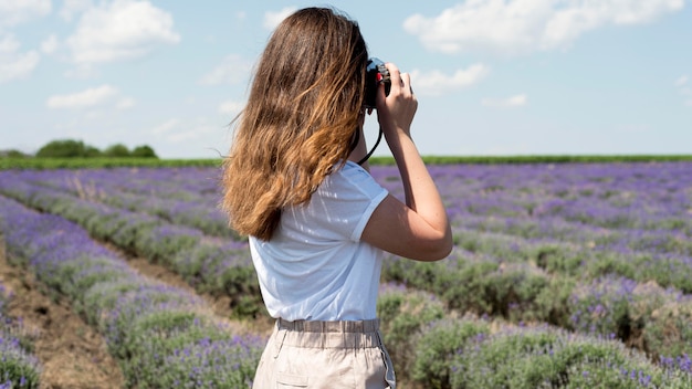 Vista frontale della donna che si distende in natura