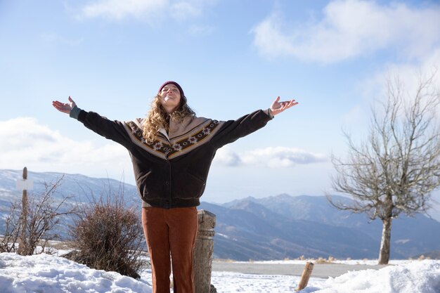 Vista frontale della donna che si gode il suo viaggio invernale