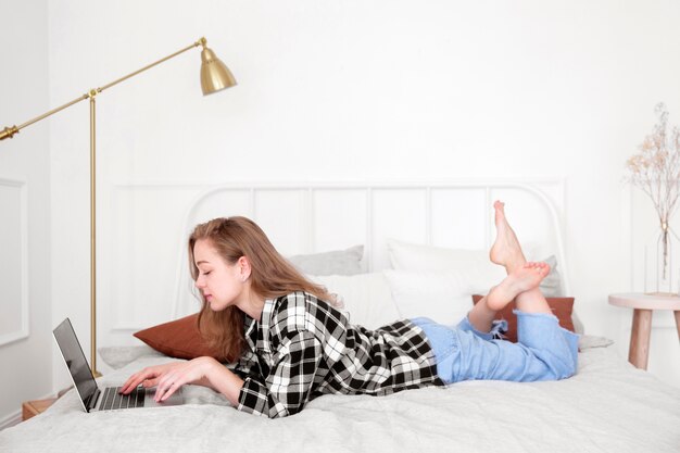 Vista frontale della donna che si rilassa a casa