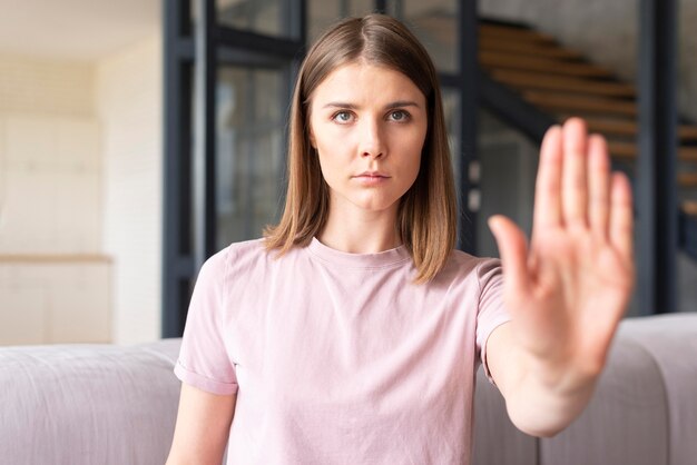 Vista frontale della donna che usando il linguaggio dei segni