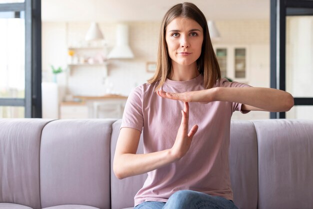 Vista frontale della donna che usando il linguaggio dei segni