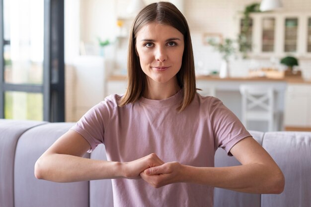 Vista frontale della donna che usando il linguaggio dei segni