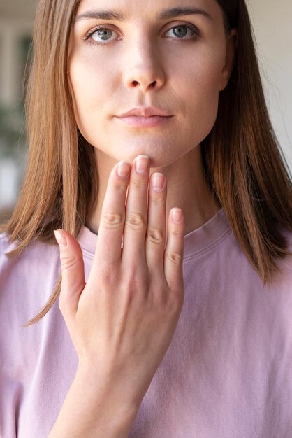 Vista frontale della donna che usando il linguaggio dei segni