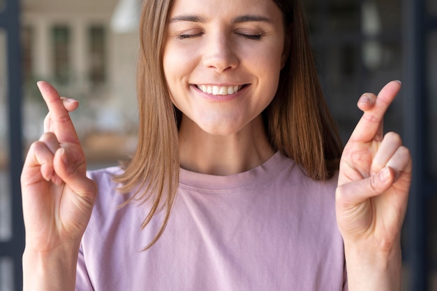 Vista frontale della donna che usando il linguaggio dei segni