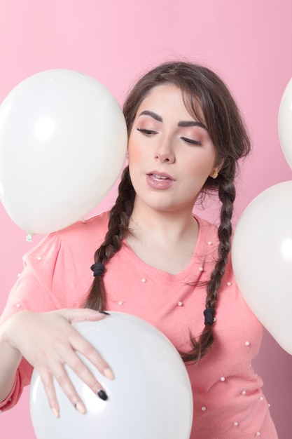 Vista frontale della donna circondata da palloncini