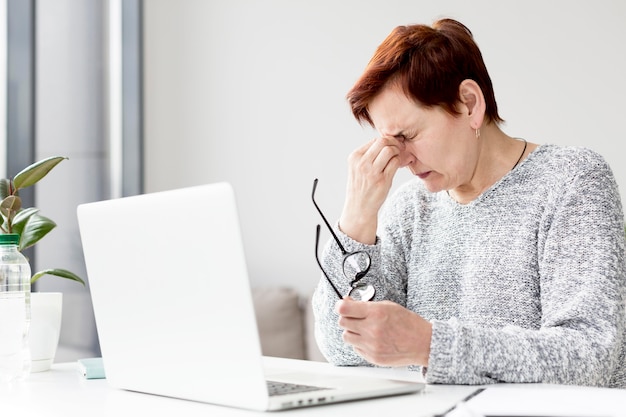 Vista frontale della donna con ansia alla scrivania