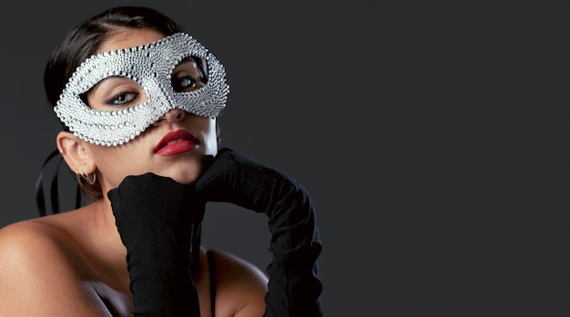 Vista frontale della donna con elegante maschera di carnevale