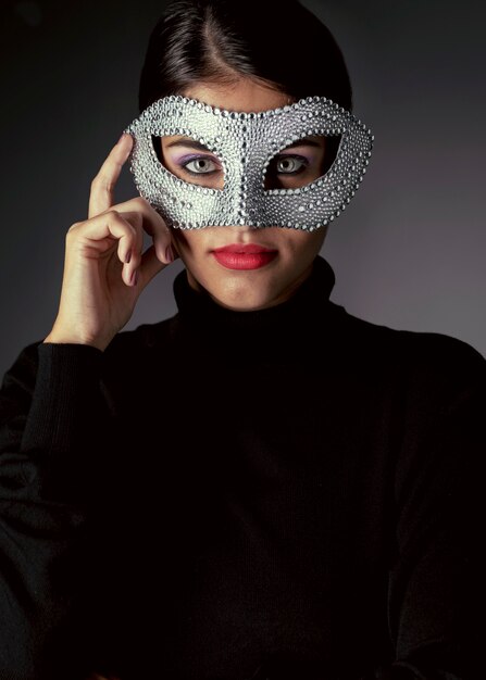 Vista frontale della donna con elegante maschera di carnevale