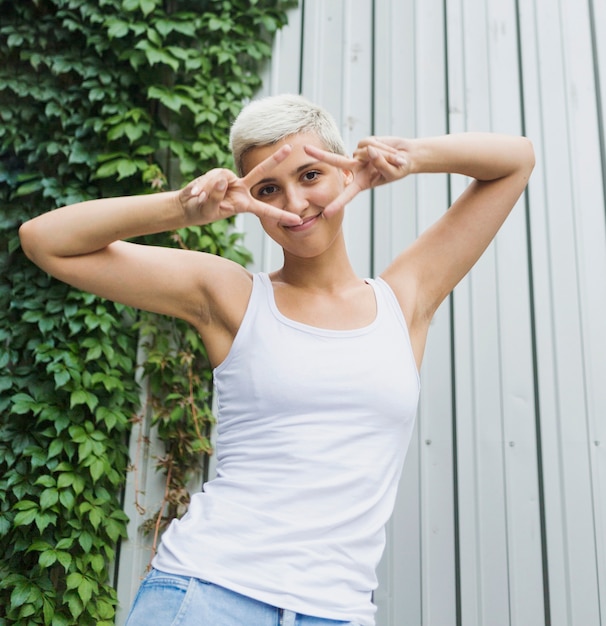 Vista frontale della donna con i capelli corti