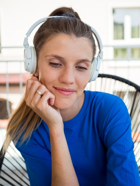 Vista frontale della donna con il concetto di musica