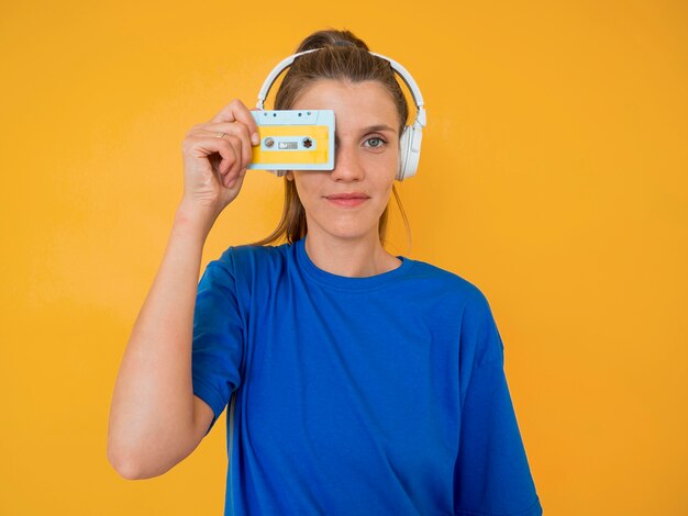 Vista frontale della donna con il concetto di musica