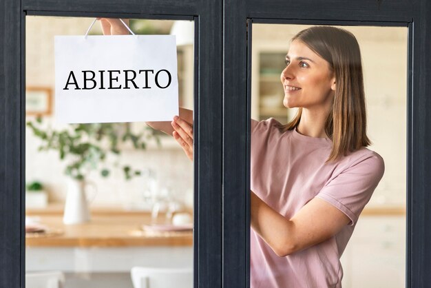 Vista frontale della donna con il segno aperto