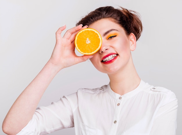 Vista frontale della donna con l'arancia