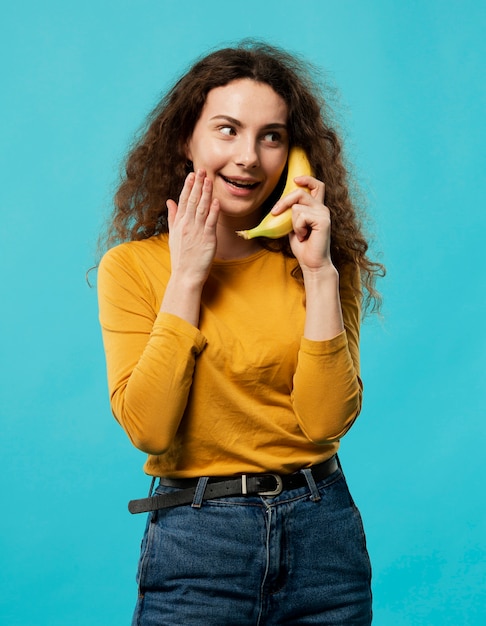 Vista frontale della donna con la banana