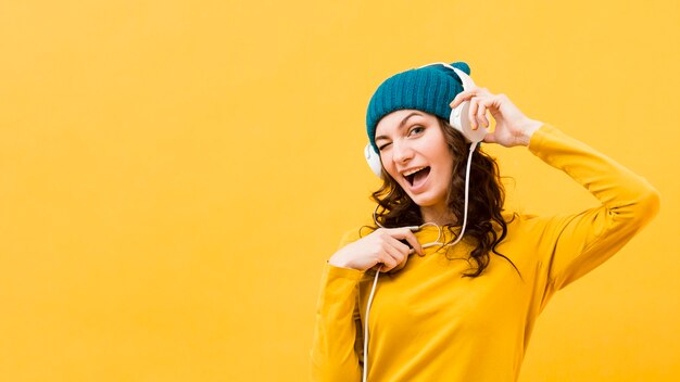 Vista frontale della donna con le cuffie