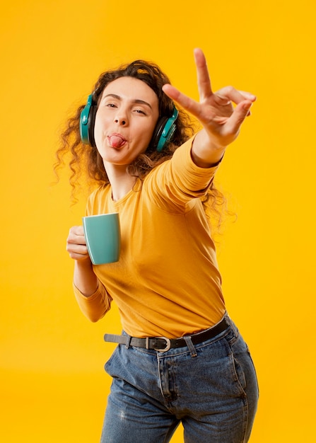 Vista frontale della donna con le cuffie