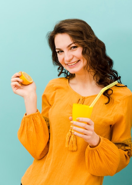 Vista frontale della donna con limonata