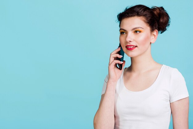 Vista frontale della donna con lo spazio della copia