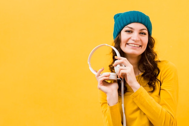 Vista frontale della donna con lo spazio della copia