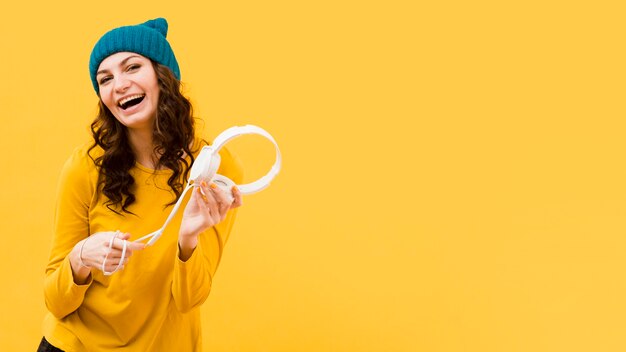 Vista frontale della donna con lo spazio della copia