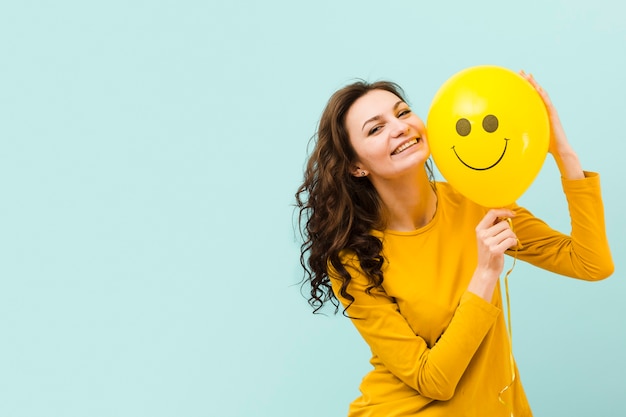 Vista frontale della donna con lo spazio della copia