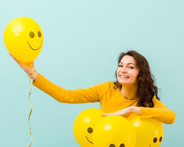 Vista frontale della donna con lo spazio della copia