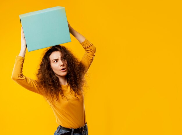 Vista frontale della donna con lo spazio della copia