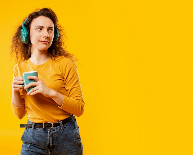 Vista frontale della donna con lo spazio della copia