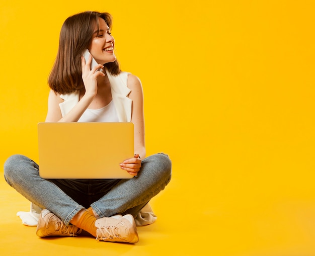 Vista frontale della donna con lo spazio della copia