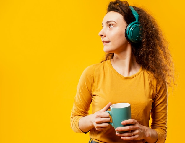 Vista frontale della donna con lo spazio della copia