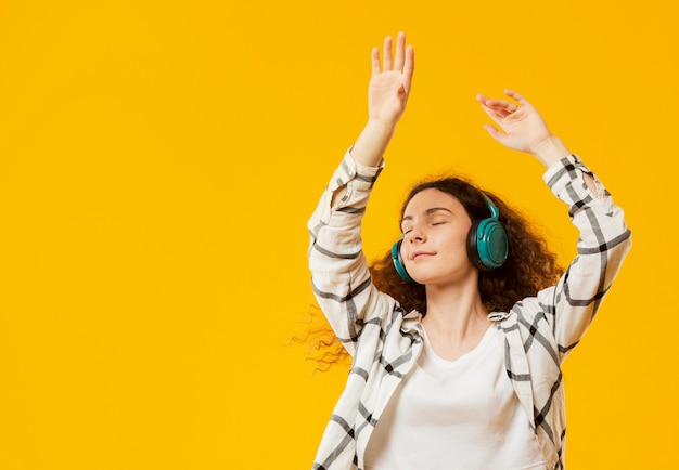 Vista frontale della donna con lo spazio della copia