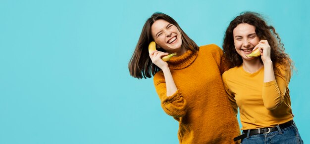 Vista frontale della donna con lo spazio della copia