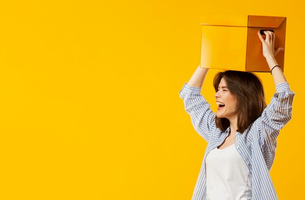 Vista frontale della donna con lo spazio della copia