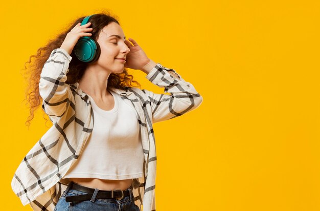 Vista frontale della donna con lo spazio della copia