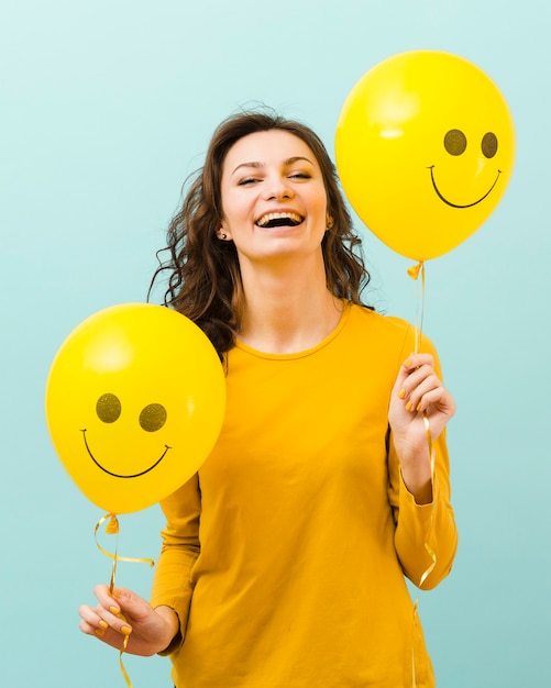 Vista frontale della donna con palloncini