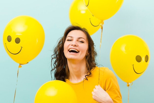 Vista frontale della donna con palloncini