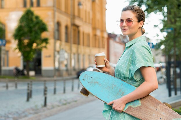 Vista frontale della donna con skateboard