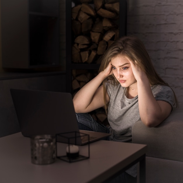 Vista frontale della donna davanti al computer portatile