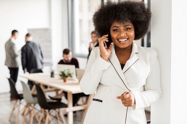 Vista frontale della donna di affari che parla al telefono