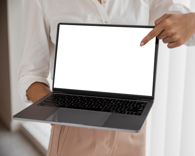 Vista frontale della donna di affari con il computer portatile