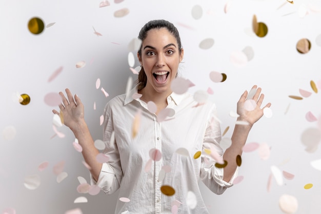 Vista frontale della donna di smiley con coriandoli